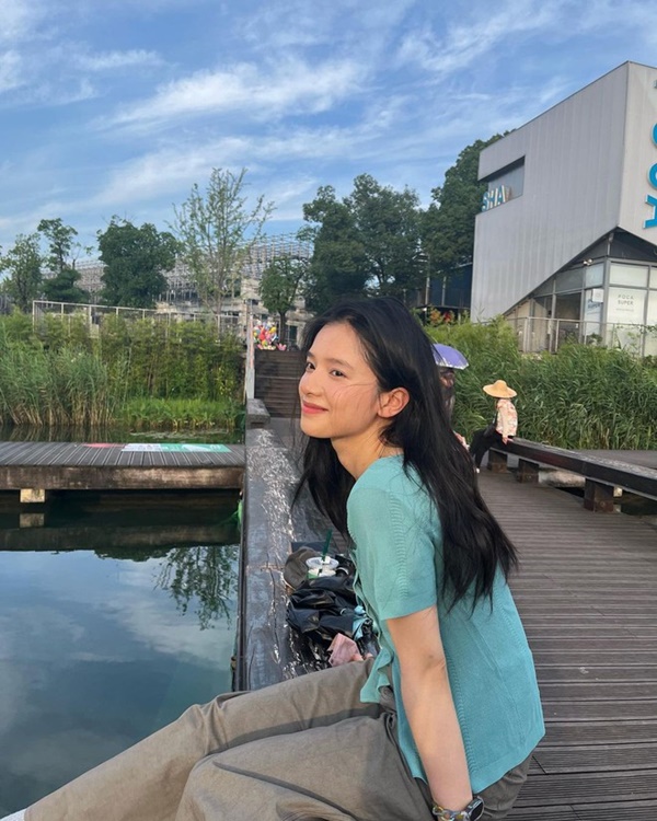 Style đời thường của 3 tiểu hoa 95” Cbiz: Triệu Lộ Tư - Trương Tịnh Nghi trẻ trung, Ngu Thư Hân hoá fashionista-9