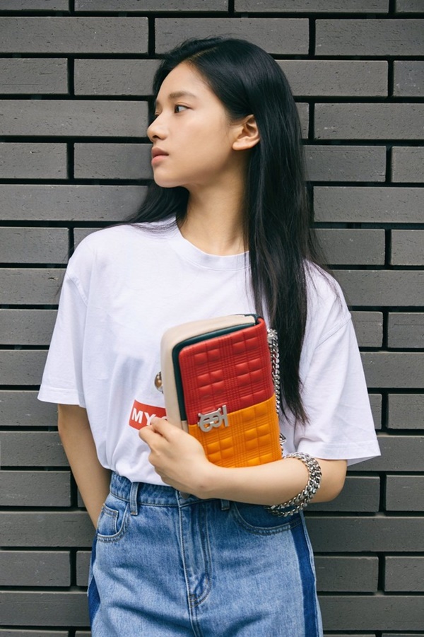 Style đời thường của 3 tiểu hoa 95” Cbiz: Triệu Lộ Tư - Trương Tịnh Nghi trẻ trung, Ngu Thư Hân hoá fashionista-10