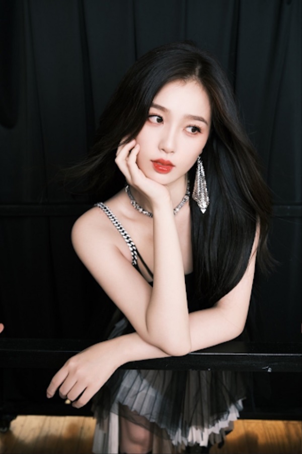 Style đời thường của 3 tiểu hoa 95” Cbiz: Triệu Lộ Tư - Trương Tịnh Nghi trẻ trung, Ngu Thư Hân hoá fashionista-13