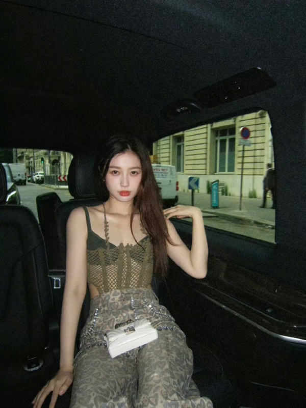 Style đời thường của 3 tiểu hoa 95” Cbiz: Triệu Lộ Tư - Trương Tịnh Nghi trẻ trung, Ngu Thư Hân hoá fashionista-18