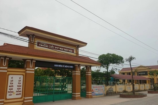 Giáng chức hiệu trưởng đánh hiệu phó nhập viện