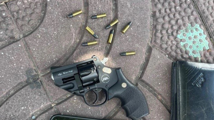 Nam thanh niên đi xin việc làm mang theo... súng-1