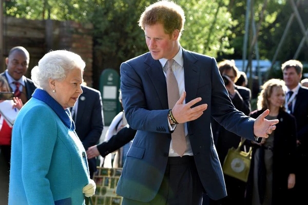 Harry đau đớn khi Meghan tháo nhẫn đính hôn-2