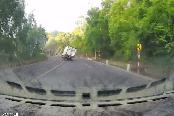 Clip: Mất lái khi ôm cua, xe tải lật nghiêng rồi đâm vào vách núi-1