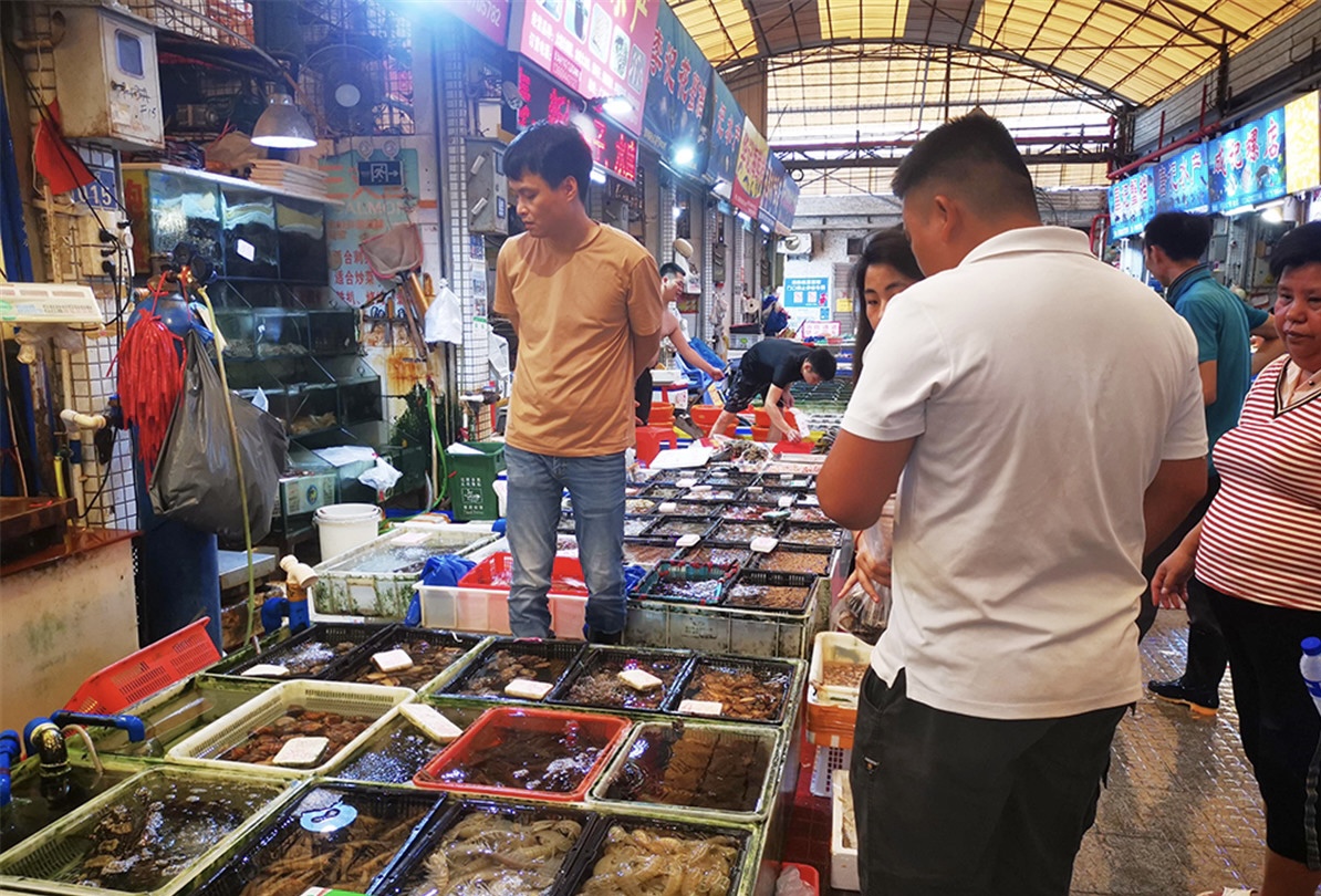 Sau khi Nhật Bản xả nước thải phóng xạ: Người dân Trung Quốc tranh nhau gom hải sản, kệ muối trong siêu thị cháy hàng-5