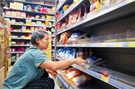 Sau khi Nhật Bản xả nước thải phóng xạ: Người dân Trung Quốc tranh nhau gom hải sản, kệ muối trong siêu thị cháy hàng