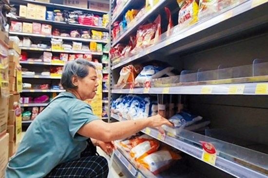 Sau khi Nhật Bản xả nước thải phóng xạ: Người dân Trung Quốc tranh nhau gom hải sản, kệ muối trong siêu thị cháy hàng