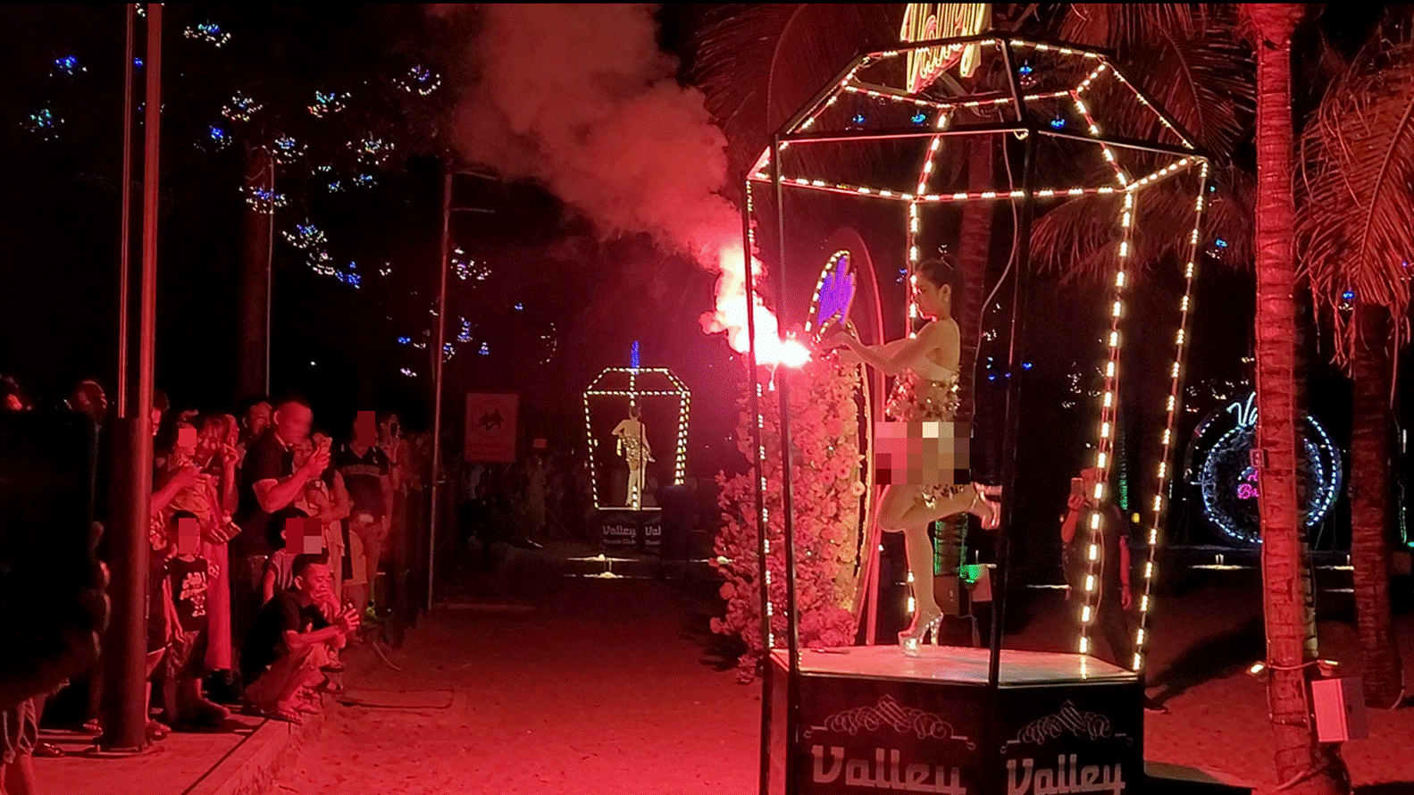 Bar bãi biển ở Hạ Long đang tiếp tay cho trẻ em tiếp cận nội dung giải trí không phù hợp lứa tuổi, hay người lớn quá vô tâm?-2