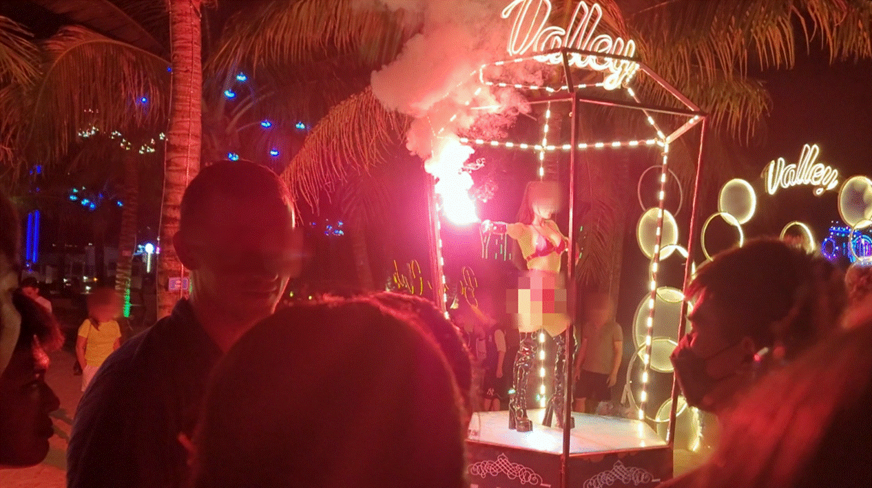 Bar bãi biển ở Hạ Long đang tiếp tay cho trẻ em tiếp cận nội dung giải trí không phù hợp lứa tuổi, hay người lớn quá vô tâm?-3