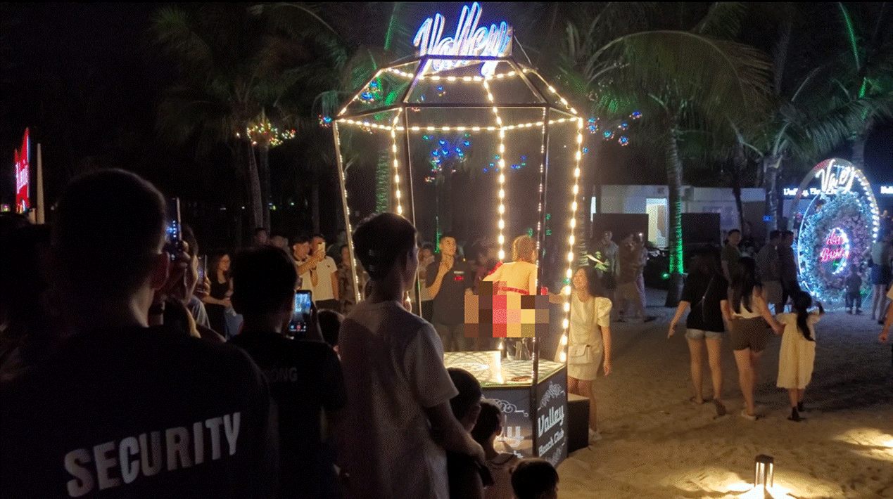 Bar bãi biển ở Hạ Long đang tiếp tay cho trẻ em tiếp cận nội dung giải trí không phù hợp lứa tuổi, hay người lớn quá vô tâm?-5