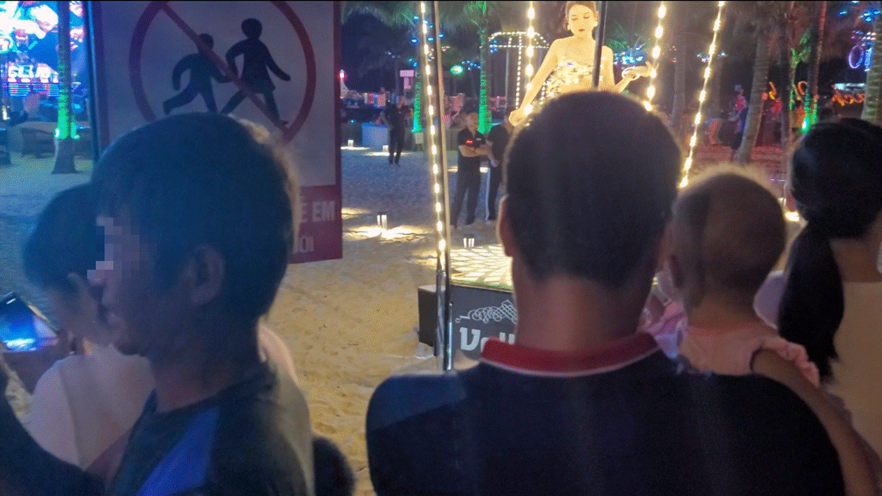 Bar bãi biển ở Hạ Long đang tiếp tay cho trẻ em tiếp cận nội dung giải trí không phù hợp lứa tuổi, hay người lớn quá vô tâm?-6