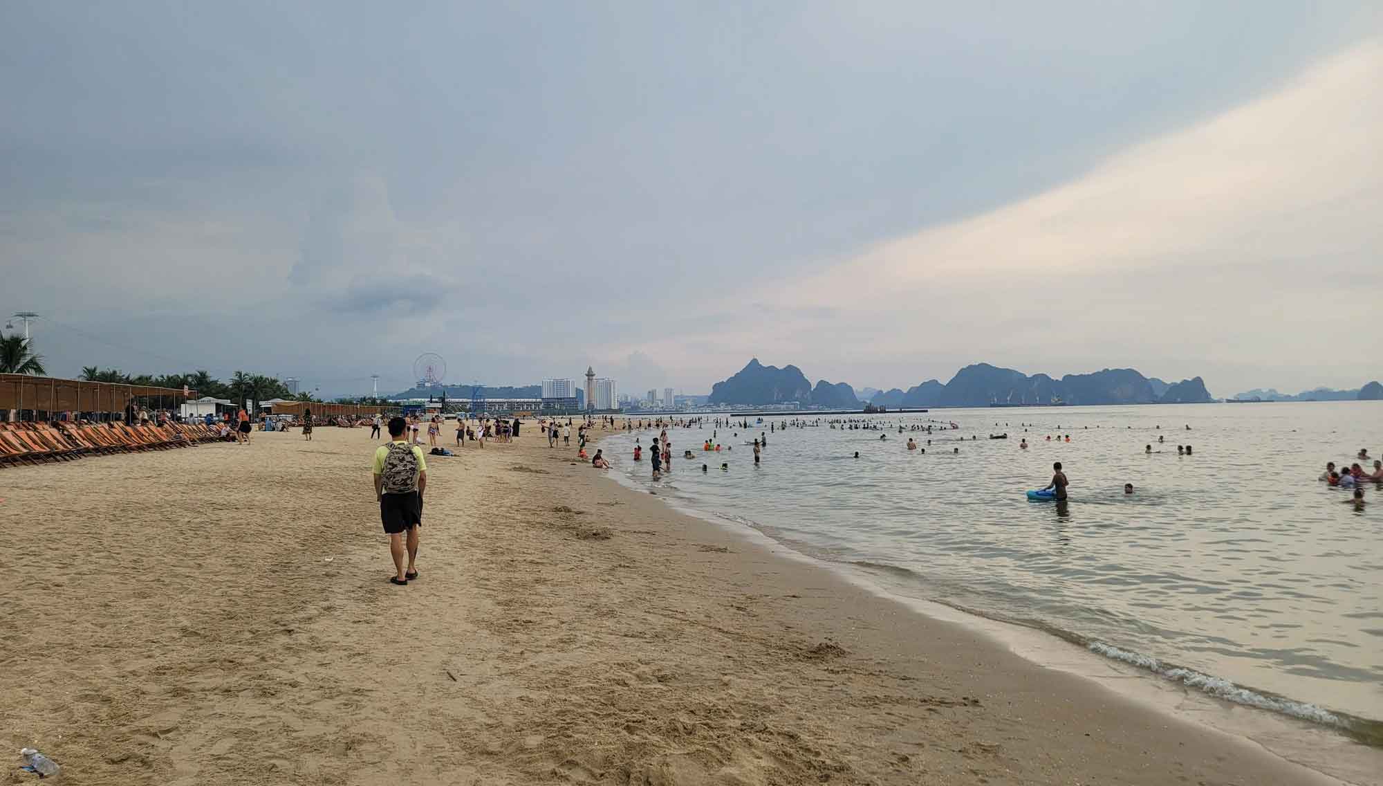 Bar bãi biển ở Hạ Long đang tiếp tay cho trẻ em tiếp cận nội dung giải trí không phù hợp lứa tuổi, hay người lớn quá vô tâm?-1