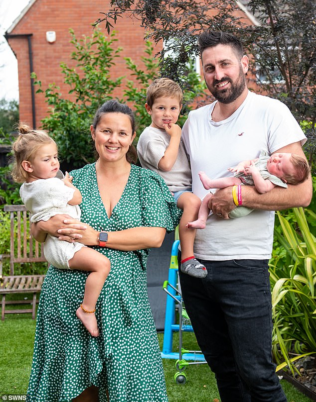 Cặp đôi vui mừng sinh 3 con trong 4 năm, điều đặc biệt hơn cả là các bé đều thuộc một ca sinh ba-2