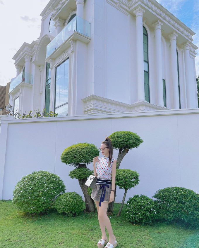 Vườn cây trong biệt thự 100 tỷ của Huyền Baby: Chồng chăm cây từ A - Z, vợ chỉ việc thả dáng sống ảo-1