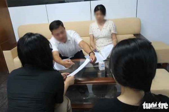 Công an làm việc với cô gái tố bác sĩ đòi “vui vẻ” mới đưa thuốc trị ung thư cho mẹ