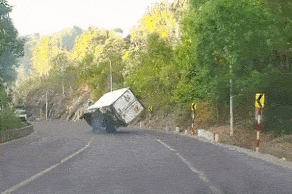 Ô tô bốc cháy dữ dội khi đổ xăng, nữ nhân viên tháo chạy-1