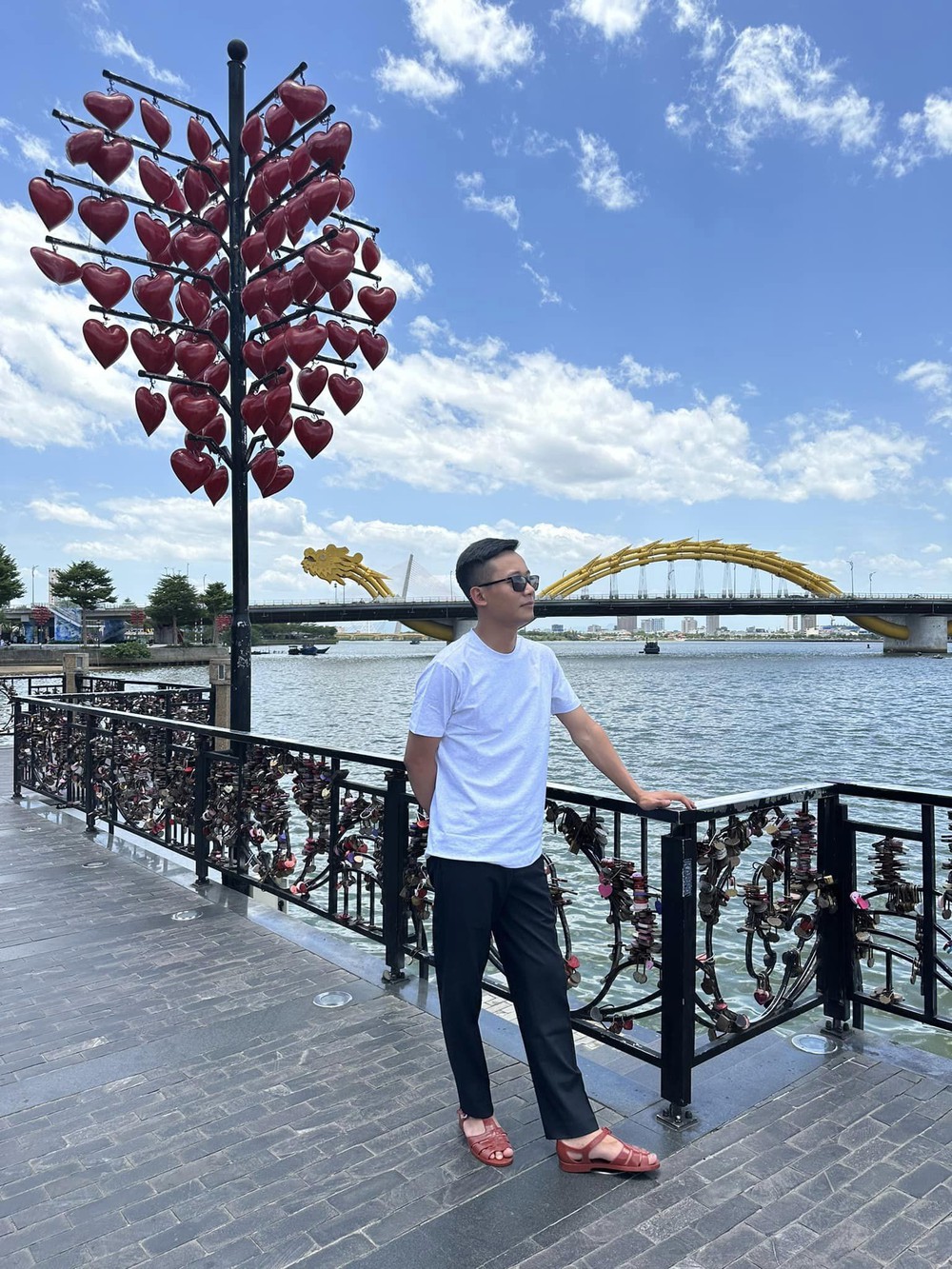 Quang Linh Vlog khoe chốt căn biệt thự nguy nga, dân tình đoán khối tài sản khổng lồ ở tuổi 26-3