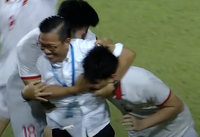 U23 Việt Nam vô địch Đông Nam Á, HLV Hoàng Anh Tuấn xúc động: Thầy xin cảm ơn những chiến binh nhỏ tuổi-4