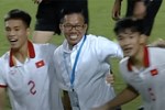 Quan Văn Chuẩn thả tim cho bạn gái trên khán đài sau khi giành giải thủ môn xuất sắc nhất U23 Đông Nam Á-5