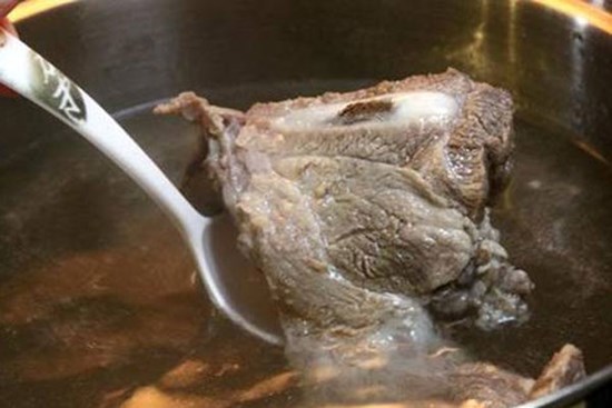 Nguy kịch sau bữa ăn canh xương ninh loại củ quen thuộc