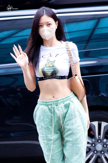 Nữ idol sở hữu body siêu thực, cứ diện combo crop top quần jeans là gây sốt-2