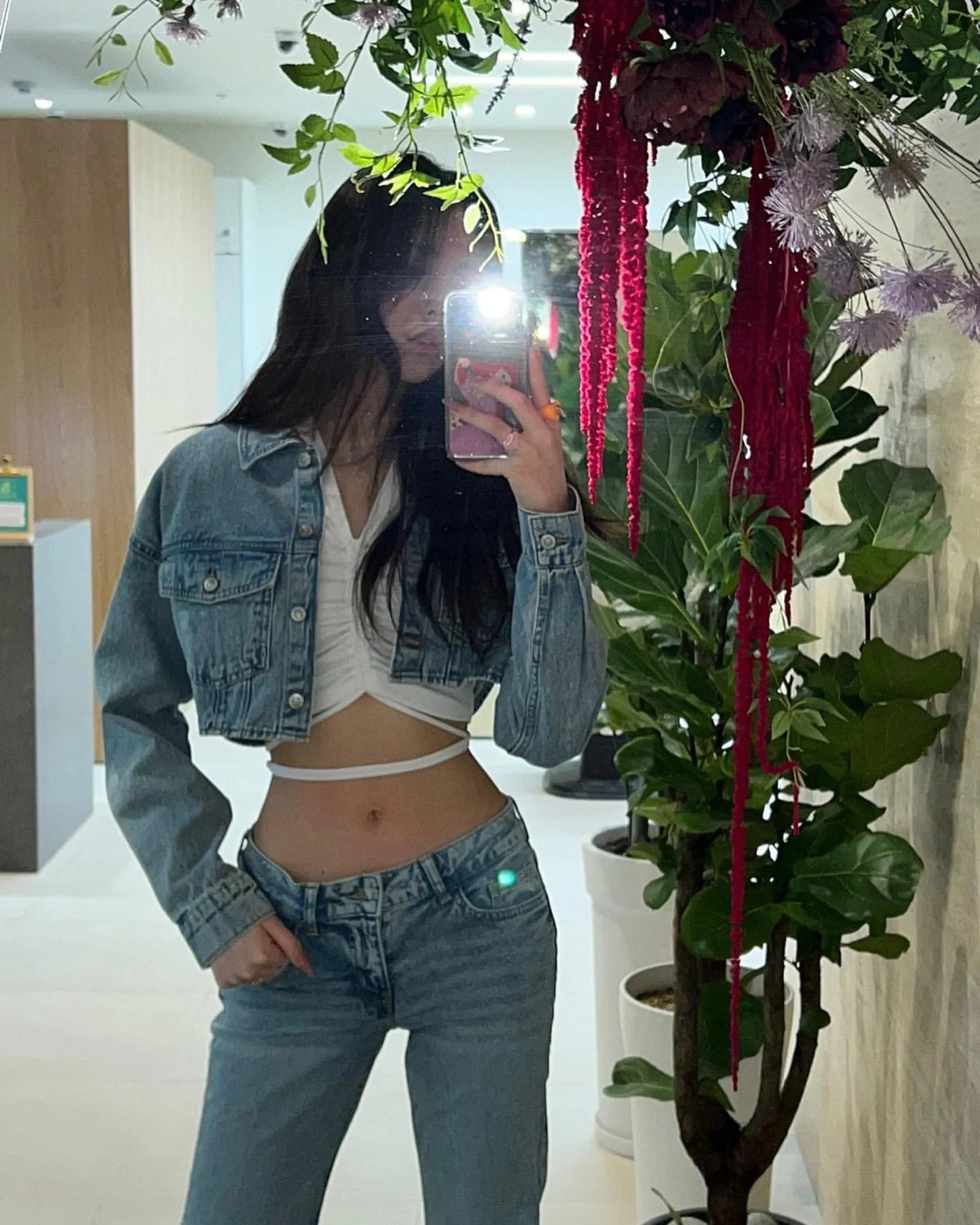 Nữ idol sở hữu body siêu thực, cứ diện combo crop top quần jeans là gây sốt-6