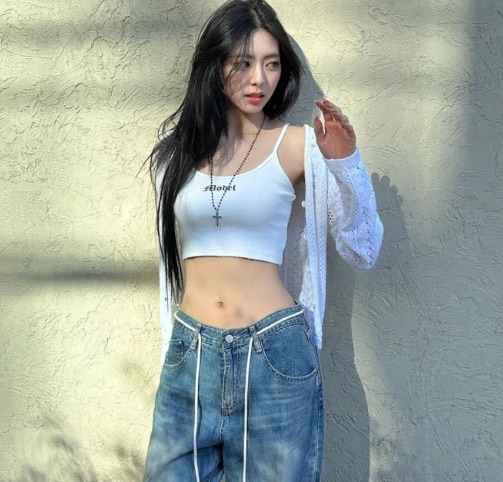 Nữ idol sở hữu body siêu thực, cứ diện combo crop top quần jeans là gây sốt-7