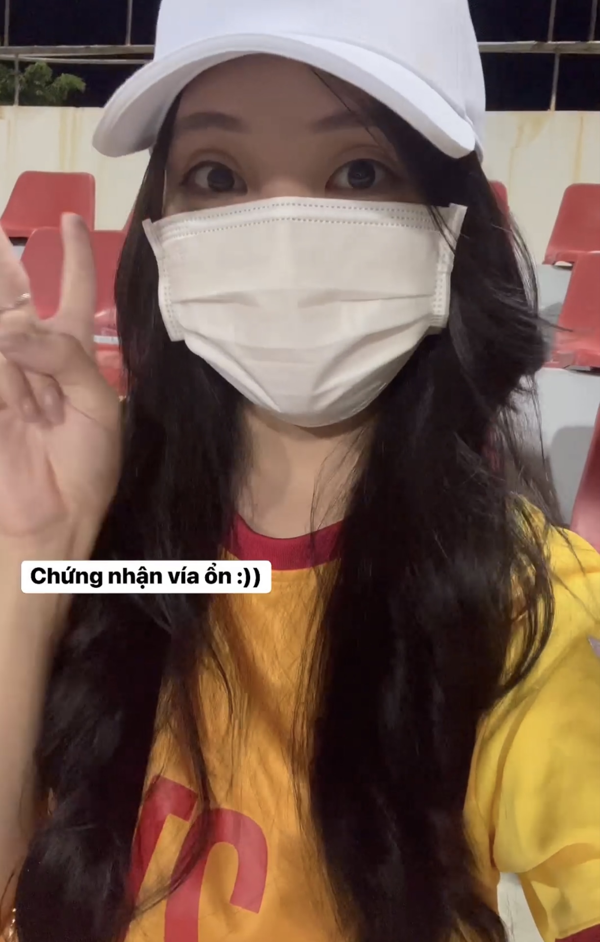 Quan Văn Chuẩn thả tim cho bạn gái trên khán đài sau khi giành giải thủ môn xuất sắc nhất U23 Đông Nam Á-2