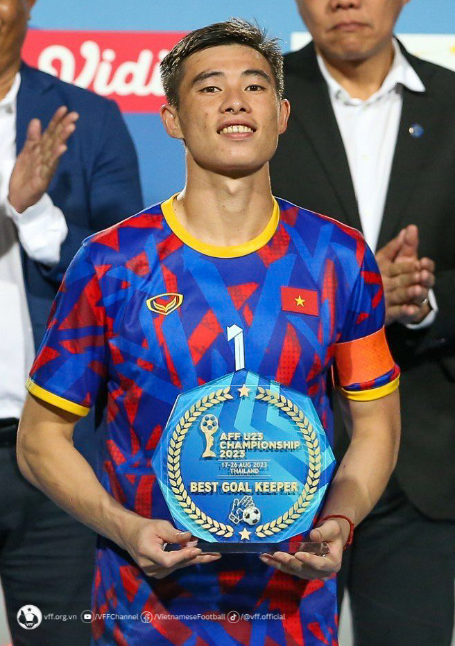 Quan Văn Chuẩn thả tim cho bạn gái trên khán đài sau khi giành giải thủ môn xuất sắc nhất U23 Đông Nam Á-3
