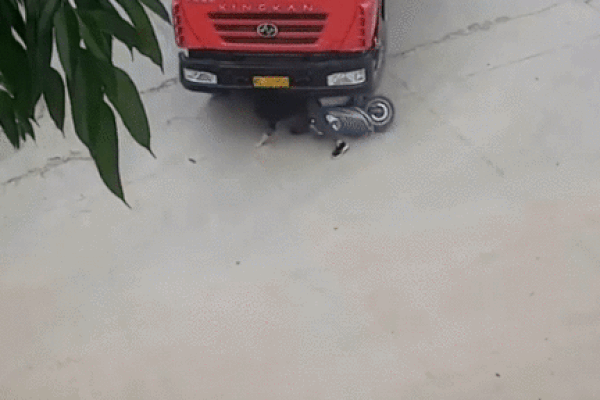 Clip: Bị tông ngã, người đàn ông lồm cồm bò ra khỏi gầm xe tải