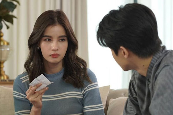 Nhờ đồng nghiệp đưa đi khám thai, tôi sững sờ thấy chồng đang chăm sóc bà bầu khác-2