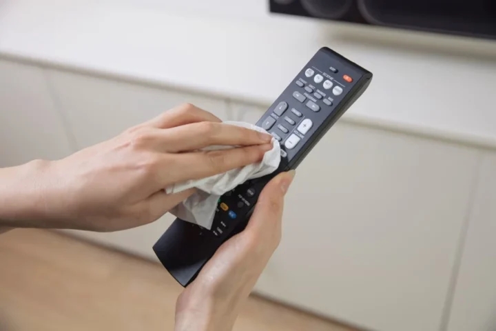 Cách vệ sinh điều khiển tivi-1