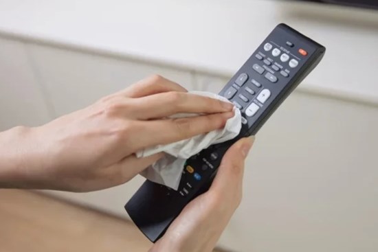 Cách vệ sinh điều khiển tivi