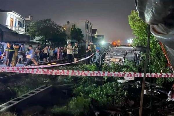 Ô tô băng qua đường sắt bị tàu hoả tông trúng: Xác định danh tính 9 nạn nhân-2