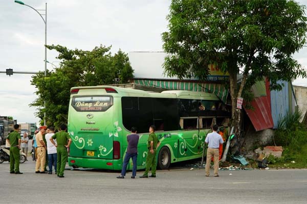 Người dân kể phút thót tim thấy ô tô quay vòng, lật ngửa khi tàu hoả tông trúng-5