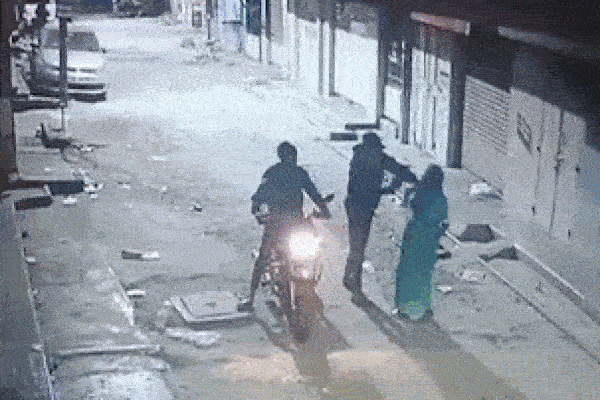 Clip: Cụ bà bị cướp giật dây chuyền giữa đường và cái kết bất ngờ-1