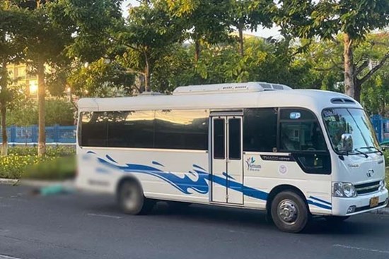 Nghi án người đàn ông lăn vào gầm xe tự tử