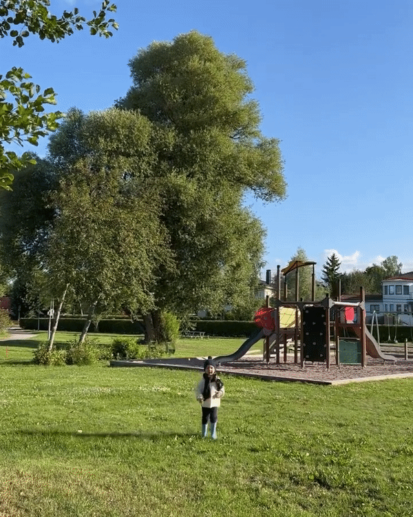 Vườn nhà bố mẹ chồng Hồ Ngọc Hà ở Thụy Điển: Cây ăn trái trĩu cành, Leon - Lisa tha hồ hái quả-1