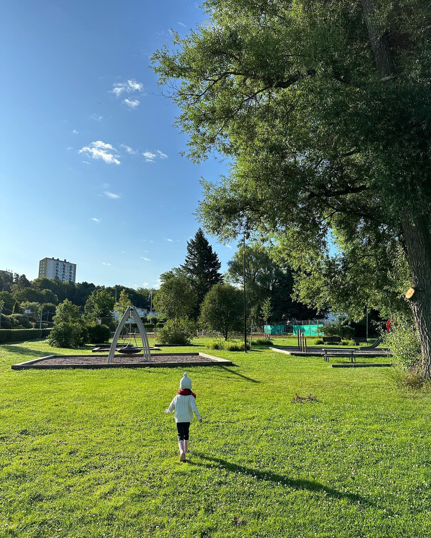 Vườn nhà bố mẹ chồng Hồ Ngọc Hà ở Thụy Điển: Cây ăn trái trĩu cành, Leon - Lisa tha hồ hái quả-4