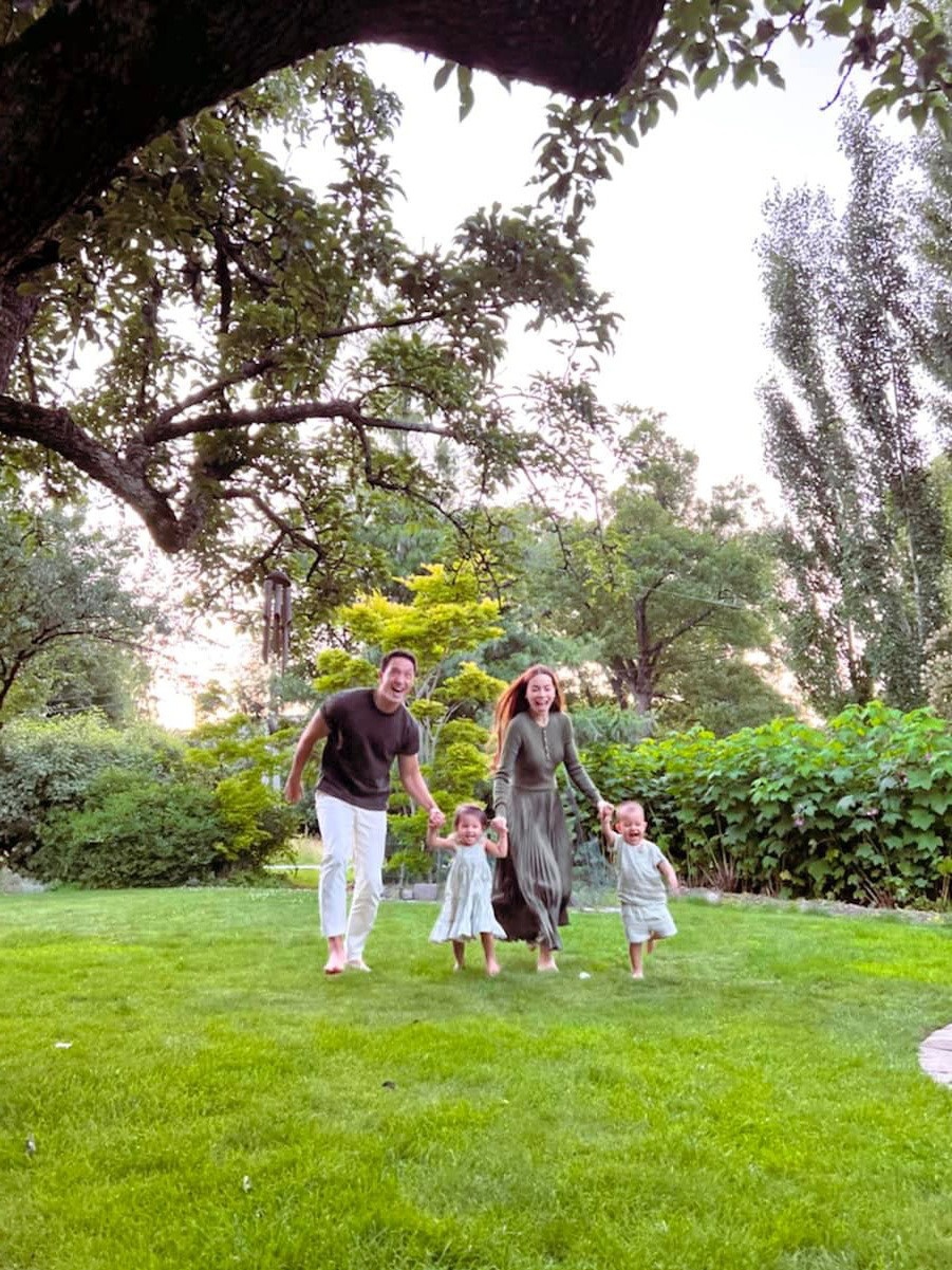 Vườn nhà bố mẹ chồng Hồ Ngọc Hà ở Thụy Điển: Cây ăn trái trĩu cành, Leon - Lisa tha hồ hái quả-9