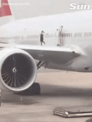 Sống ảo bất chấp, 2 tiếp viên hàng không vô tư tạo dáng, nhảy nhót vui vẻ ngay trên cánh máy bay Boeing 777-1