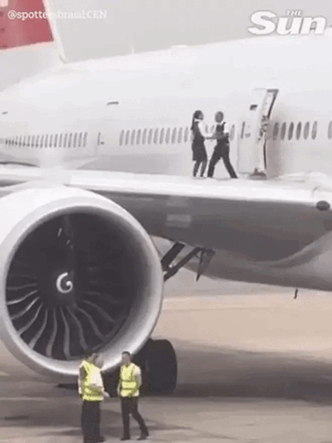 Sống ảo bất chấp, 2 tiếp viên hàng không vô tư tạo dáng, nhảy nhót vui vẻ ngay trên cánh máy bay Boeing 777-2