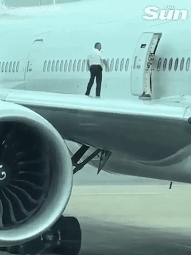 Sống ảo bất chấp, 2 tiếp viên hàng không vô tư tạo dáng, nhảy nhót vui vẻ ngay trên cánh máy bay Boeing 777-3