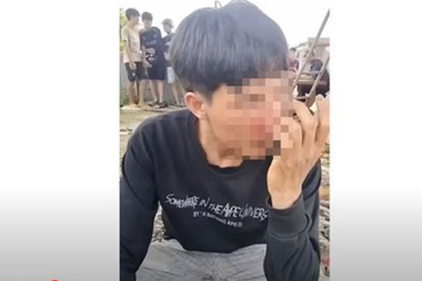 CSGT Đồng Nai dừng xe, phát nước và khăn lạnh cho người đi đường-5