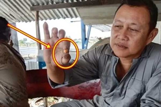 Mua ốc về nhậu, người đàn ông bất ngờ đổi đời nhờ nhặt được vật lạ màu cam