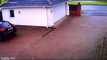 Chiếc Mercedes mất lái đâm sầm vào gara, tài xế vừa xuống xe đã làm ngay 1 hành động gây chú ý-1