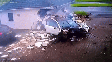 Chiếc Mercedes mất lái đâm sầm vào gara, tài xế vừa xuống xe đã làm ngay 1 hành động gây chú ý-2