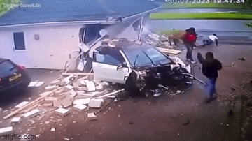 Chiếc Mercedes mất lái đâm sầm vào gara, tài xế vừa xuống xe đã làm ngay 1 hành động gây chú ý-3