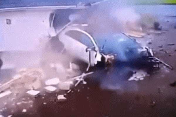 Clip: Xe bán tải mất lái, húc bay ô tô con rồi lao xuống ruộng-1