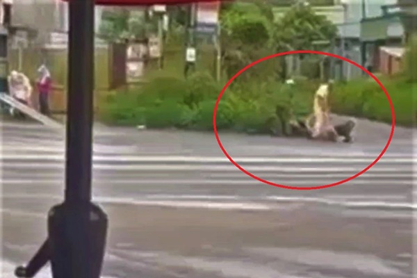 Xôn xao clip nhân viên trật tự phường vật ngã 1 phụ nữ-1